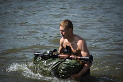 Новосибирск. Военнослужащий во время прохождения `Тропы разведчика` на этапе международного конкурса `Отличники войсковой разведки`   на полигоне.