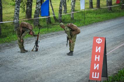 Новосибирск. Военнослужащие во время прохождения `Тропы разведчика` на этапе международного конкурса `Отличники войсковой разведки`   на полигоне.