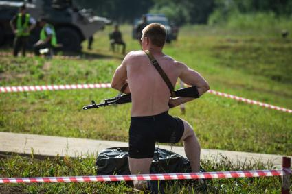 Новосибирск. Военнослужащий во время прохождения `Тропы разведчика` на этапе международного конкурса `Отличники войсковой разведки`   на полигоне.