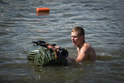 Новосибирск. Военнослужащий во время прохождения `Тропы разведчика` на этапе международного конкурса `Отличники войсковой разведки`   на полигоне.