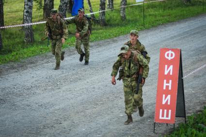 Новосибирск. Военнослужащие во время прохождения `Тропы разведчика` на этапе международного конкурса `Отличники войсковой разведки`   на полигоне.