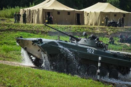 Новосибирск. Военная техника во время международного конкурса `Отличники войсковой разведки` на полигоне.