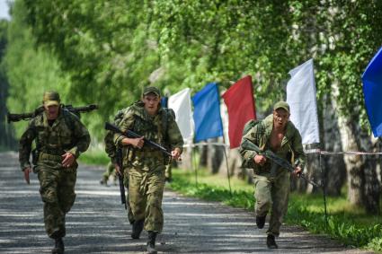 Новосибирск. Военнослужащие во время прохождения `Тропы разведчика` на этапе международного конкурса `Отличники войсковой разведки`   на полигоне.