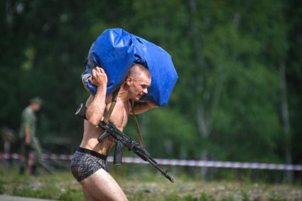 Новосибирск. Военнослужащий во время прохождения `Тропы разведчика` на этапе международного конкурса `Отличники войсковой разведки`   на полигоне.