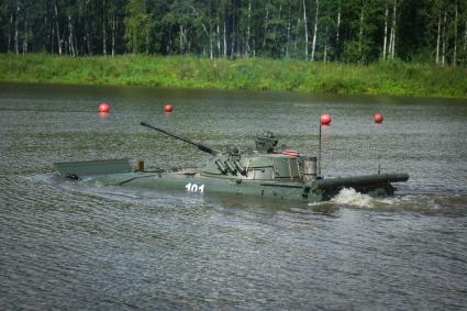 Новосибирск. Военная техника преодолевает водную преграду  во время  международного конкурса `Отличники войсковой разведки`   на полигоне.