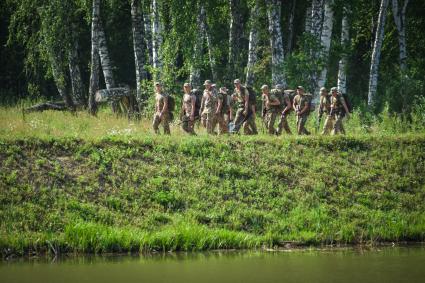 Новосибирск. Военнослужащие во время прохождения `Тропы разведчика` на этапе международного конкурса `Отличники войсковой разведки`   на полигоне.