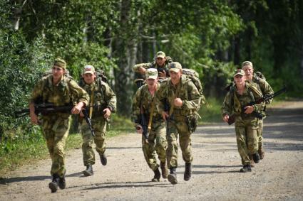 Новосибирск. Военнослужащие во время прохождения `Тропы разведчика` на этапе международного конкурса `Отличники войсковой разведки`   на полигоне.