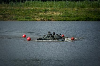 Новосибирск. Военная техника  преодолевает водную преграду во время  международного конкурса `Отличники войсковой разведки`   на полигоне.