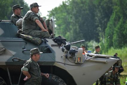 Новосибирск. Военная техника   во время  международного конкурса `Отличники войсковой разведки`   на полигоне.