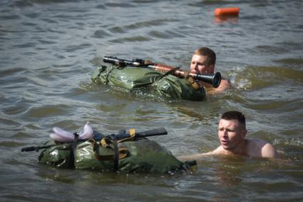 Новосибирск. Военнослужащие во время прохождения `Тропы разведчика` на этапе международного конкурса `Отличники войсковой разведки`   на полигоне.