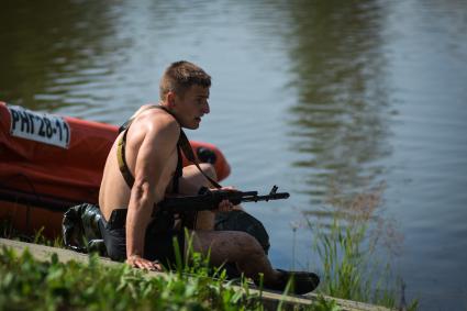 Новосибирск. Военнослужащий во время прохождения `Тропы разведчика` на этапе международного конкурса `Отличники войсковой разведки`   на полигоне.