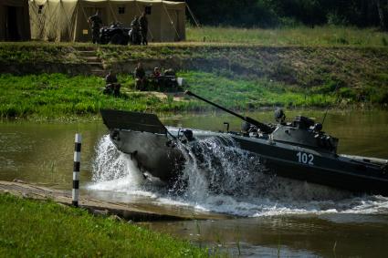 Новосибирск. Военная техника преодолевает водную преграду  во время  международного конкурса `Отличники войсковой разведки`   на полигоне.