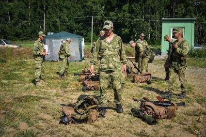 Новосибирск. Военнослужащие во время прохождения `Тропы разведчика` на этапе международного конкурса `Отличники войсковой разведки`   на полигоне.