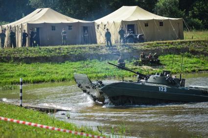 Новосибирск. Военная техника преодолевает водную преграду во время  международного конкурса `Отличники войсковой разведки`   на полигоне.