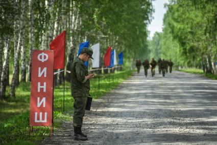 Новосибирск. Военнослужащие во время прохождения `Тропы разведчика` на этапе международного конкурса `Отличники войсковой разведки`   на полигоне.