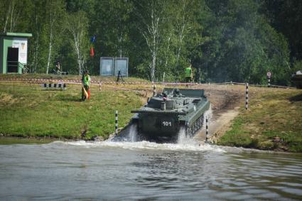 Новосибирск. Военная техника преодолевает водную преграду во время  международного конкурса `Отличники войсковой разведки`   на полигоне.