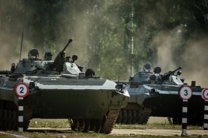 Новосибирск. Военная техника   во время  международного конкурса `Отличники войсковой разведки`   на полигоне.