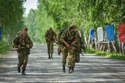 Новосибирск. Военнослужащие во время прохождения `Тропы разведчика` на этапе международного конкурса `Отличники войсковой разведки` на полигоне.