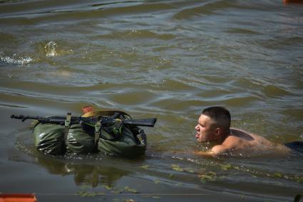 Новосибирск. Военнослужащий во время прохождения `Тропы разведчика` на этапе международного конкурса `Отличники войсковой разведки`   на полигоне.