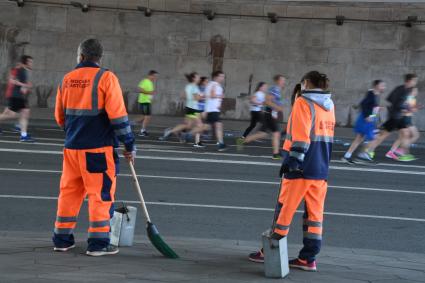 Москва.  Участники забега во время Московского полумарафона - 2020.