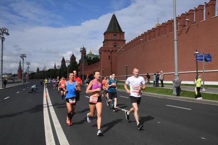 Москва.  Участники забега во время Московского полумарафона - 2020.