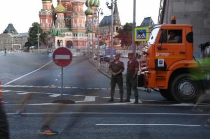 Москва.  Участники забега во время Московского полумарафона - 2020.