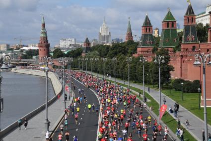 Москва.  Участники забега во время Московского полумарафона - 2020.