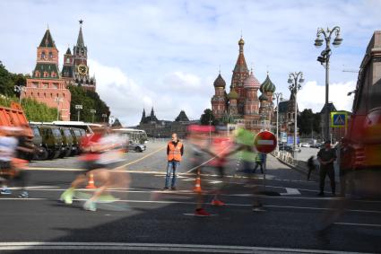 Москва.  Участники забега во время Московского полумарафона - 2020.