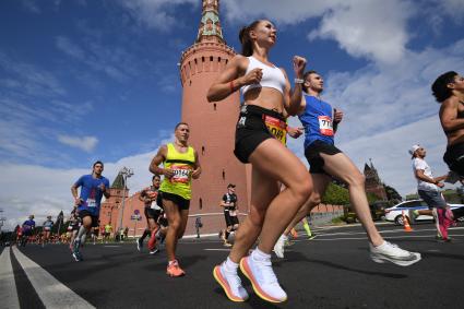 Москва.  Участники забега во время Московского полумарафона - 2020.