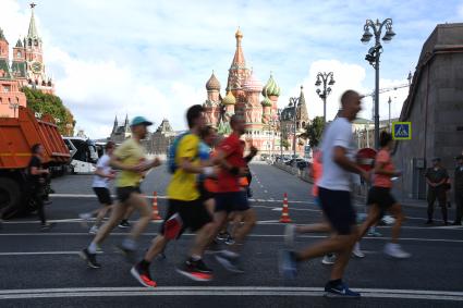 Москва.  Участники забега во время Московского полумарафона - 2020.