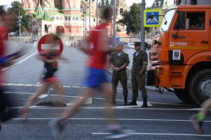 Москва.  Участники забега во время Московского полумарафона - 2020.