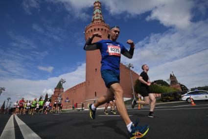 Москва.  Участники забега во время Московского полумарафона - 2020.