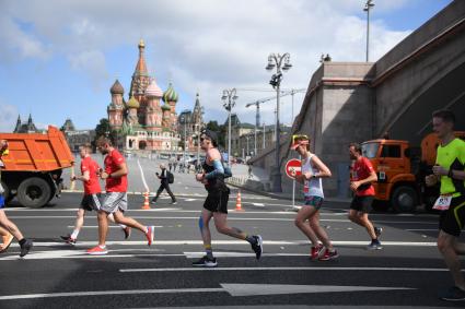 Москва.  Участники забега во время Московского полумарафона - 2020.