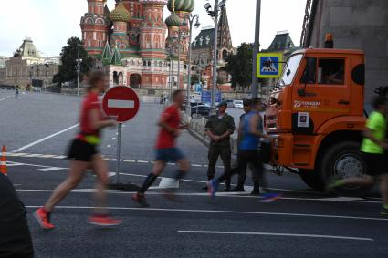 Москва.  Участники забега во время Московского полумарафона - 2020.