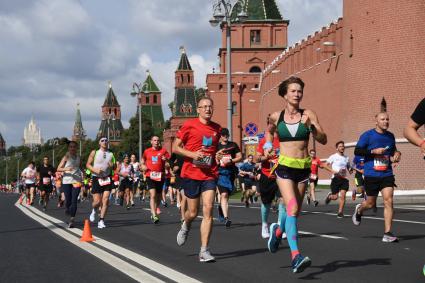 Москва.  Участники забега во время Московского полумарафона - 2020.