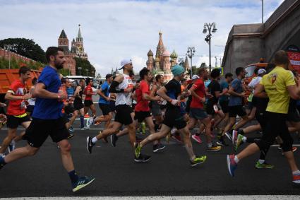 Москва.  Участники забега во время Московского полумарафона - 2020.