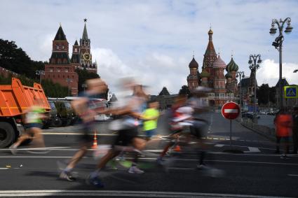 Москва.  Участники забега во время Московского полумарафона - 2020.