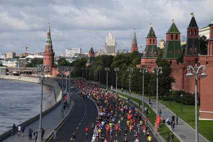 Москва.  Участники забега во время Московского полумарафона - 2020.