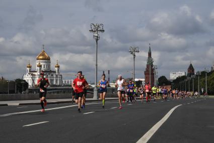 Москва.  Участники забега во время Московского полумарафона - 2020.