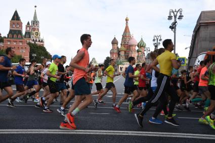 Москва.  Участники забега во время Московского полумарафона - 2020.