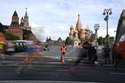 Москва.  Участники забега во время Московского полумарафона - 2020.