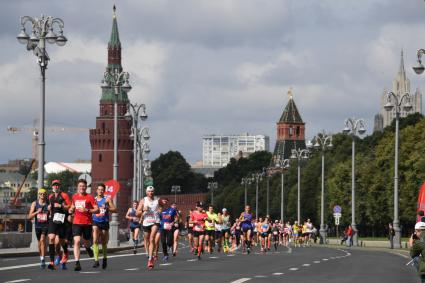 Москва.  Участники забега во время Московского полумарафона - 2020.