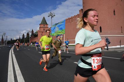 Москва.  Участники забега во время Московского полумарафона - 2020.