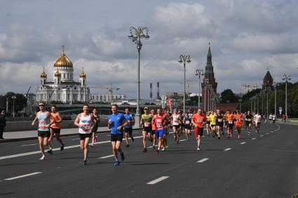 Москва.  Участники забега во время Московского полумарафона - 2020.