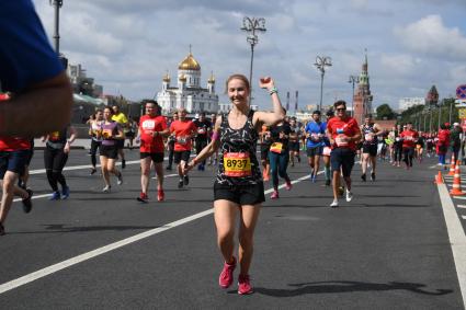 Москва.  Участники забега на финише Московского полумарафона - 2020.