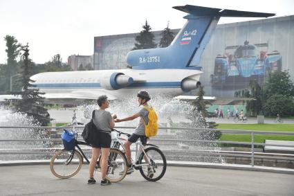 Москва.   Посетители на ВДНХ.