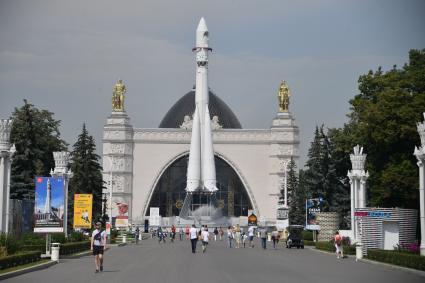 Москва.  Макет  ракеты-носителя`Восток`.