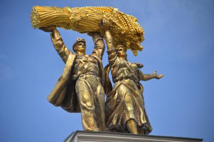 Москва. Статуя тракториста и колхозницы на арке главного входа на ВДНХ.