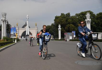 Москва.   Посетители на ВДНХ.