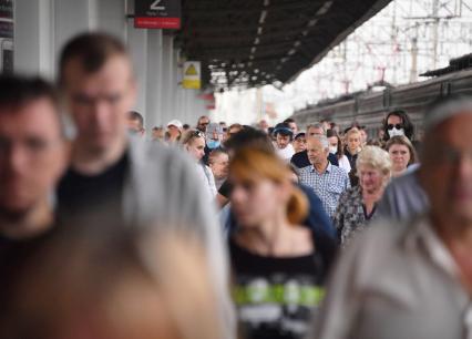 Москва.   Пассажиры пригородного поезда.